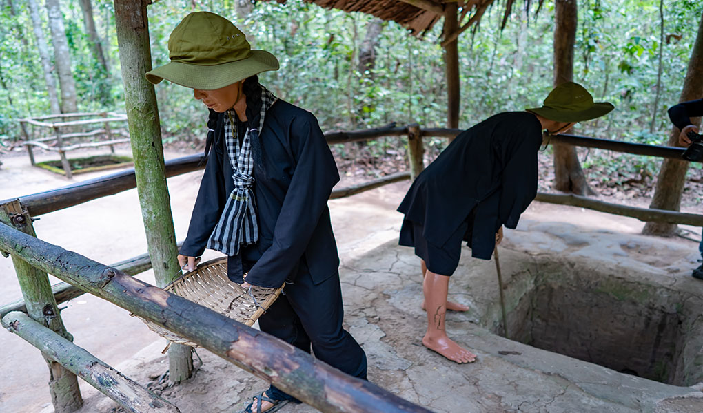 /fm/Files//Day Program/Vietnam/Cu Chi Tunnel/soilders.jpg